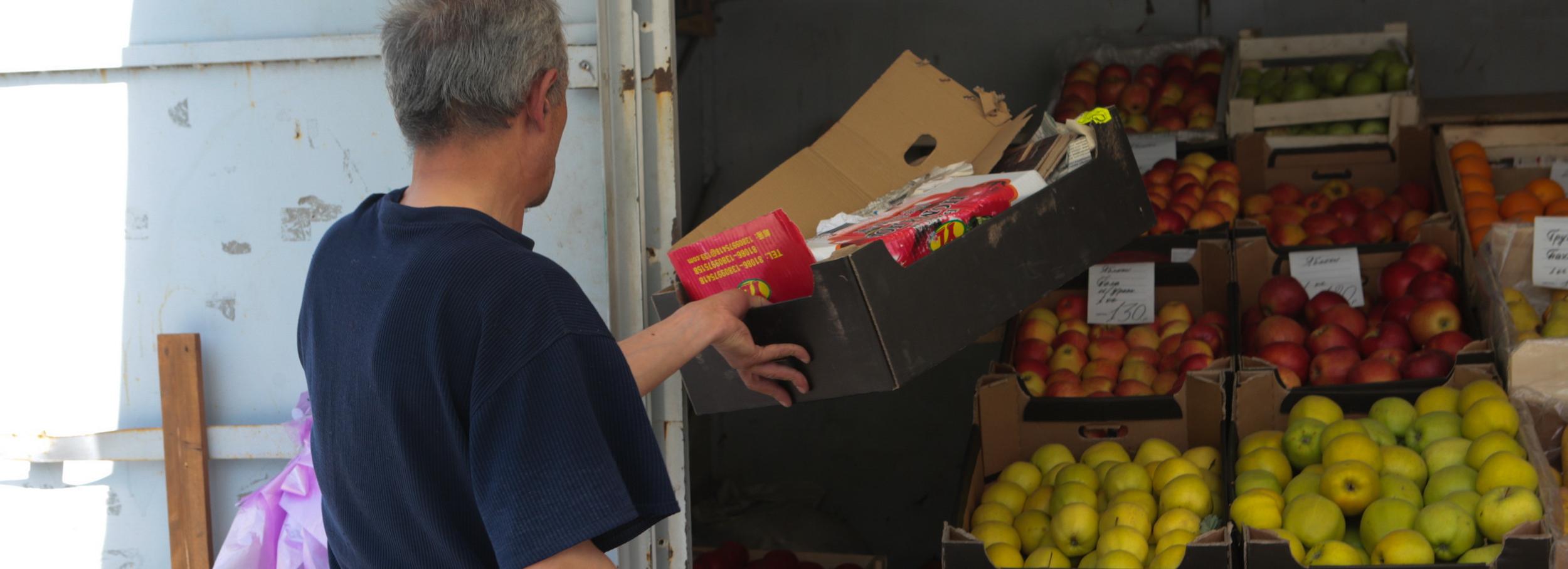 Мэр Новосибирска призвал горожан отказаться от покупки с уличных лотков