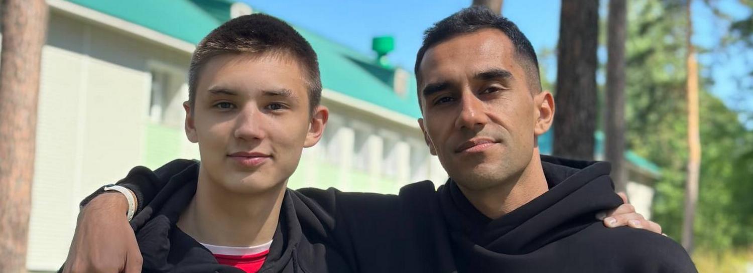 На одной волне: как 17-летний подросток нашёл приёмную семью