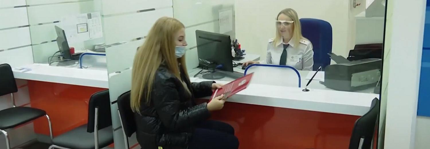 Юбилейному онлайн-налогоплательщику вручили цветы в УФНС