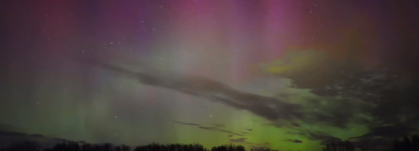 Удивительно яркое полярное сияние запечатлел новосибирский астрофотограф