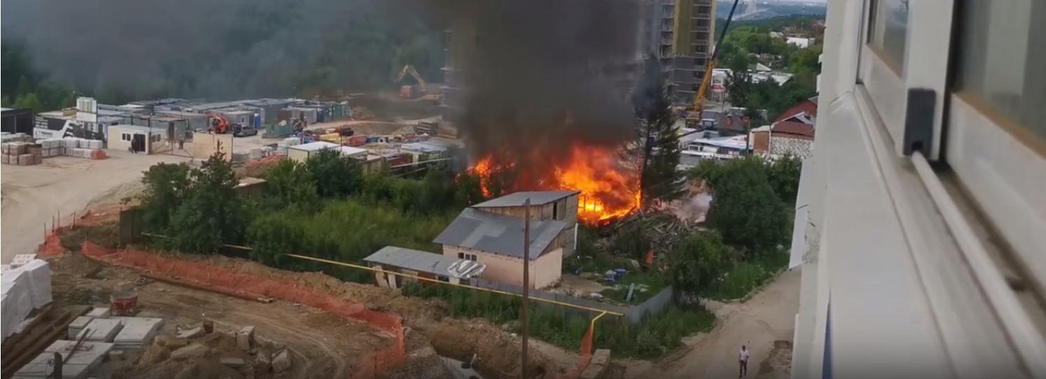 Частный дом сгорел возле педуниверситета в Новосибирске