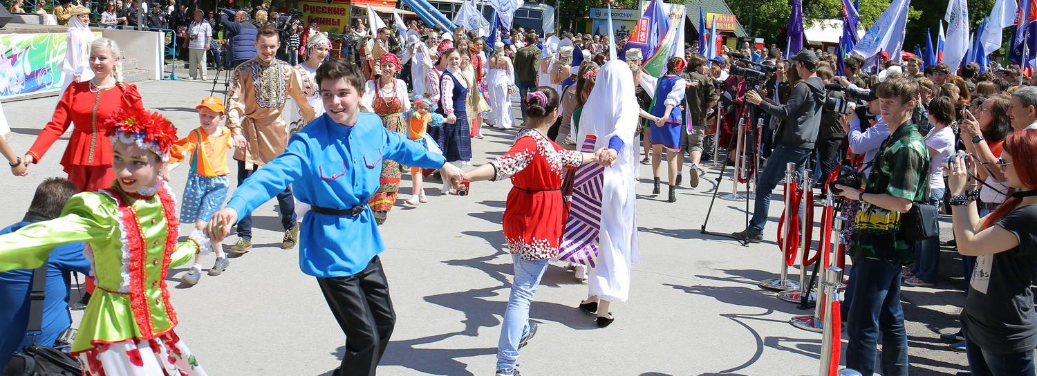 Афиша выходных: День России, дворовые игры и экскурсия на самокатах