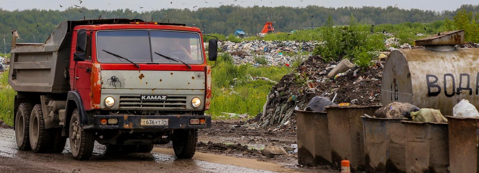 Новосибирцы жалуются на дым от горящей свалки у Хилокского рынка