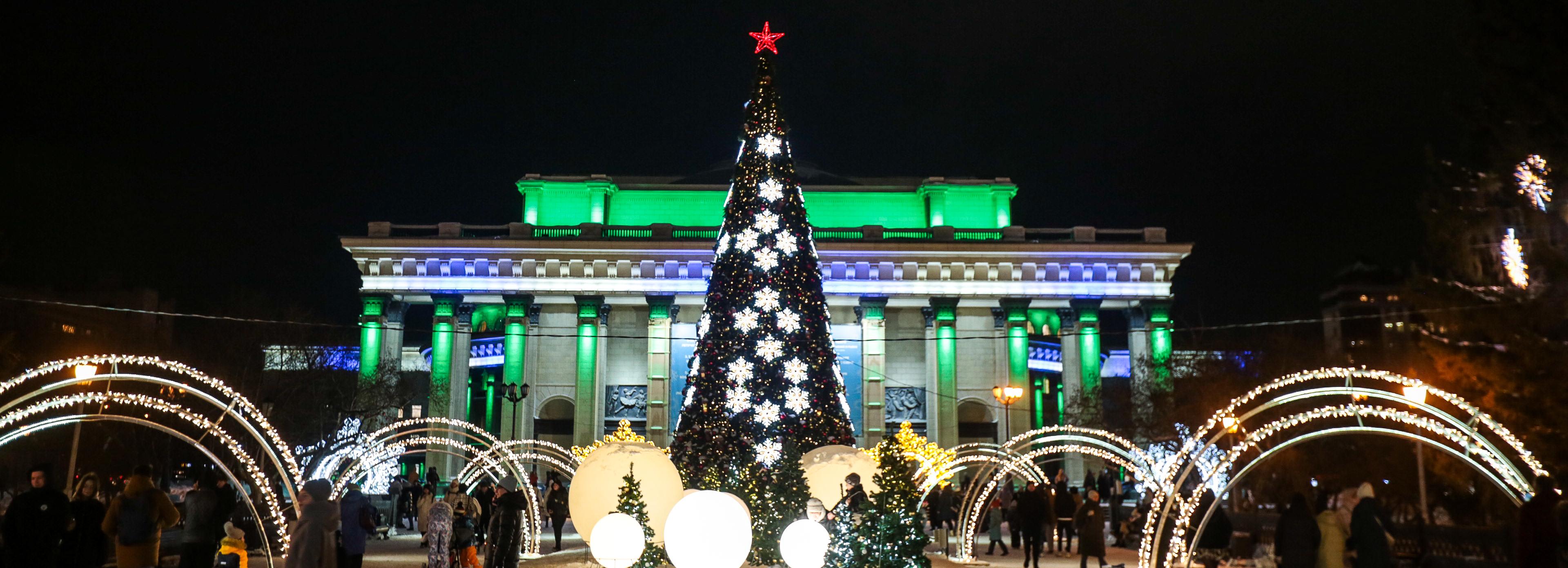 1700 новогодних шаров украсят главную ёлку Новосибирска