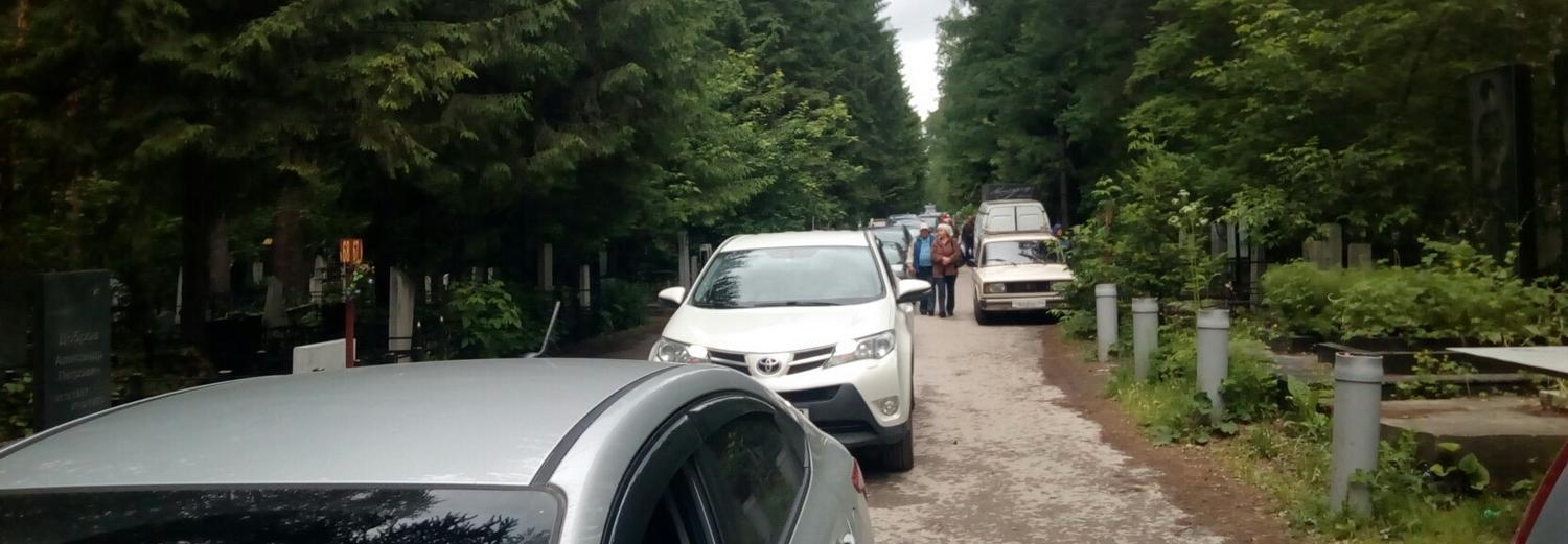 Новосибирцы заполонили кладбища на Троицу