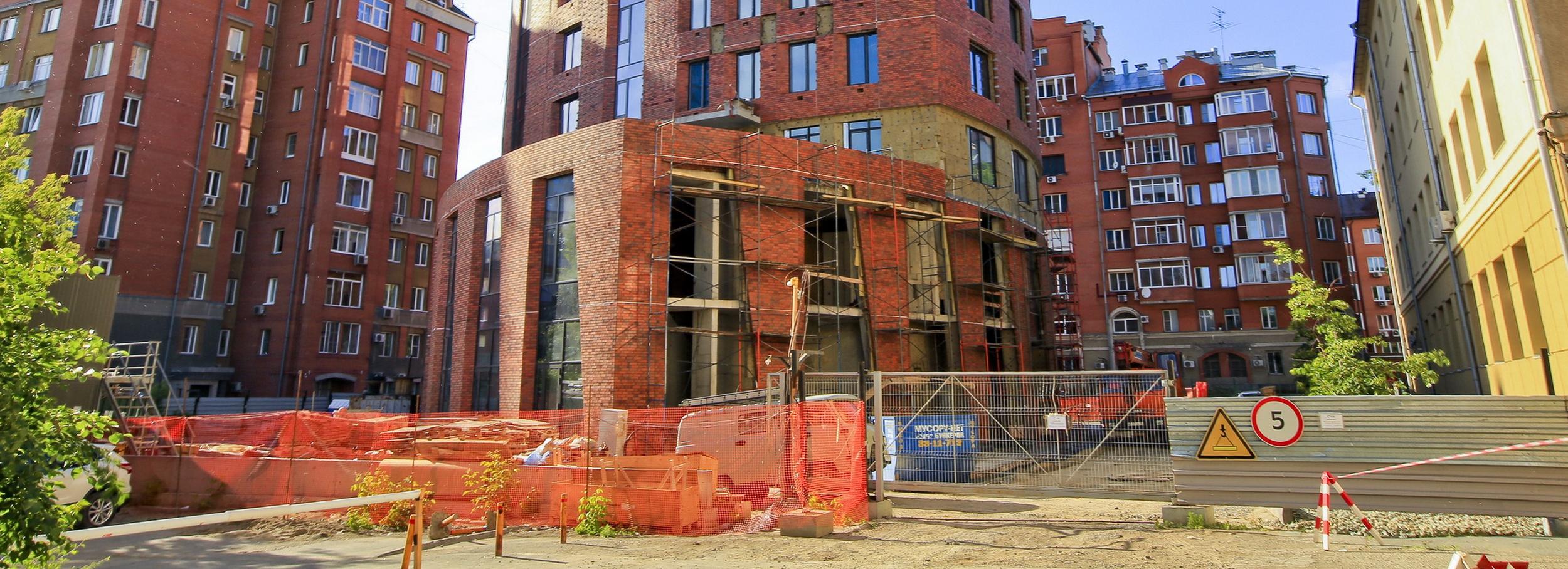 Бионический дом с одним углом достроили в центре Новосибирска