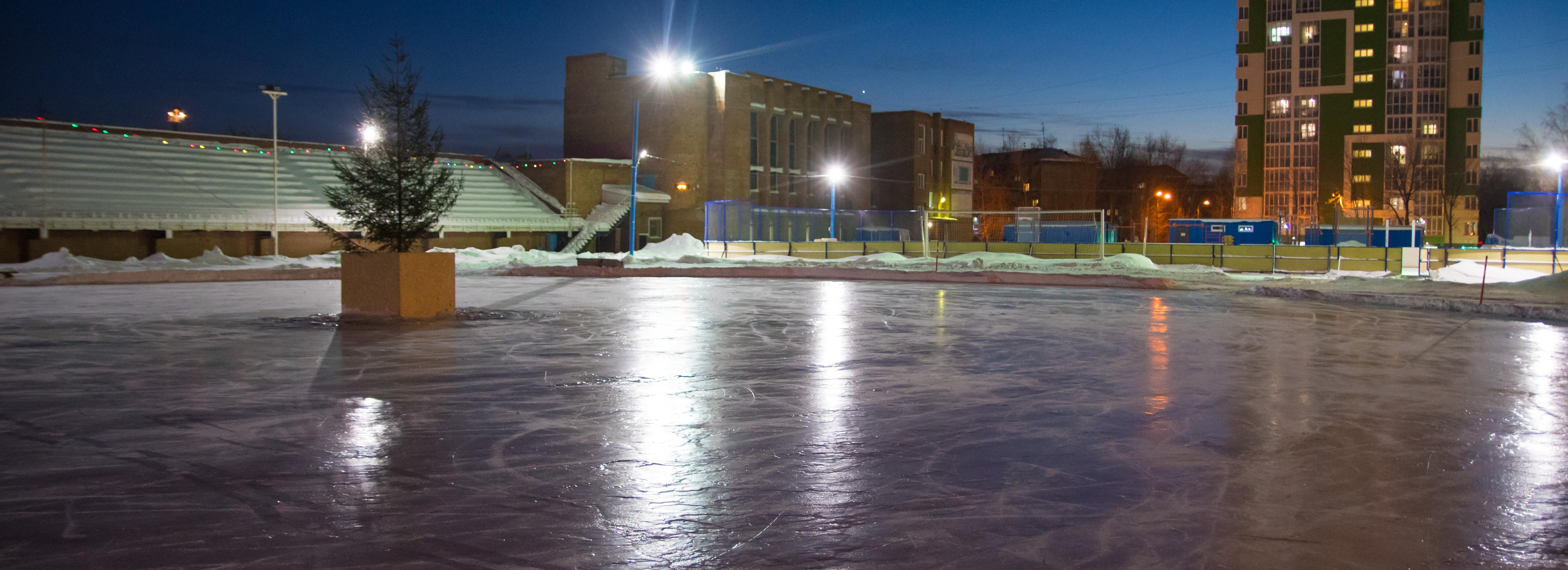 На стадионе «Чкаловец» открыли каток и хоккейную коробку