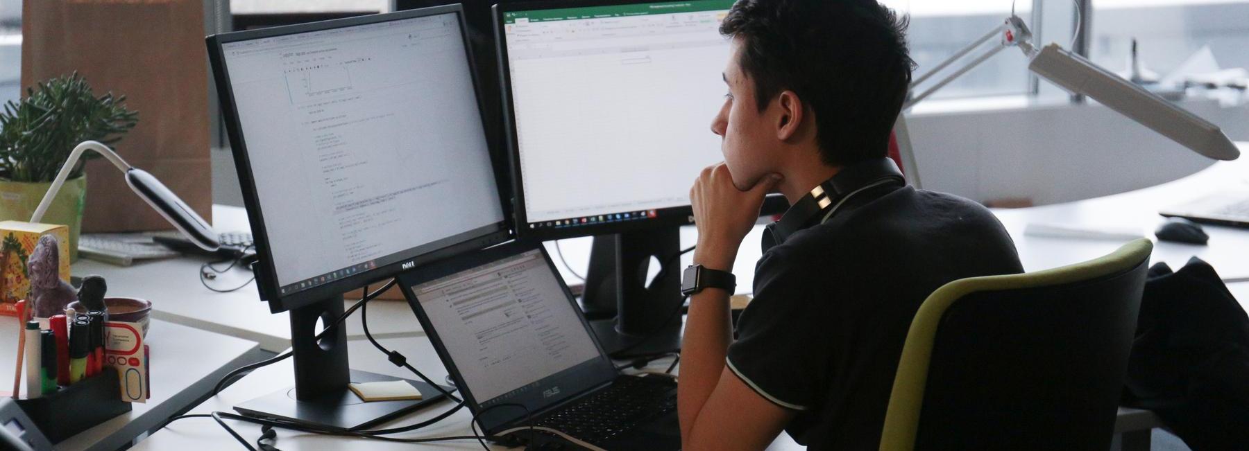 Педагогам-айтишникам в колледжах добавят 15 000 рублей к зарплате