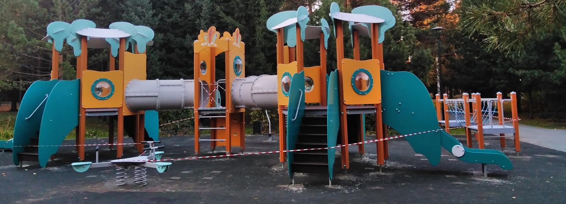 Игровую площадку с качелями на пружинах монтируют на Монументе Славы