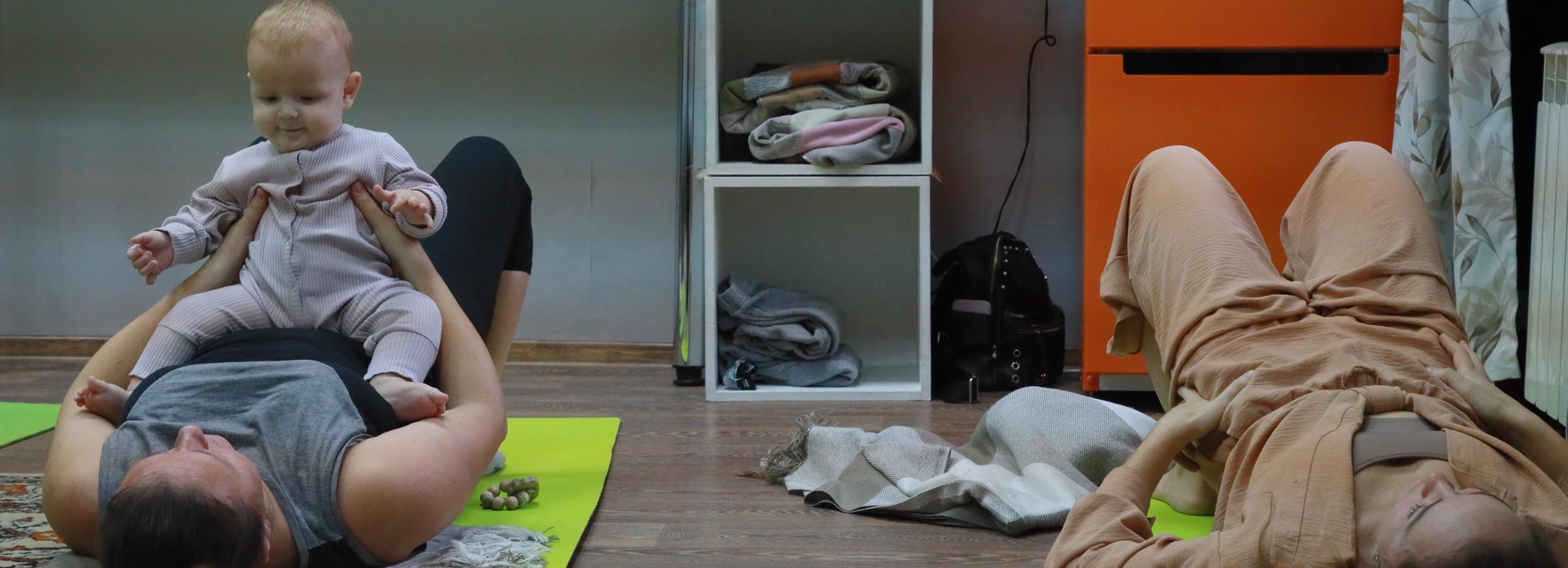 Бэби-йога в Новосибирске: дети любят позу «собака мордой вниз»