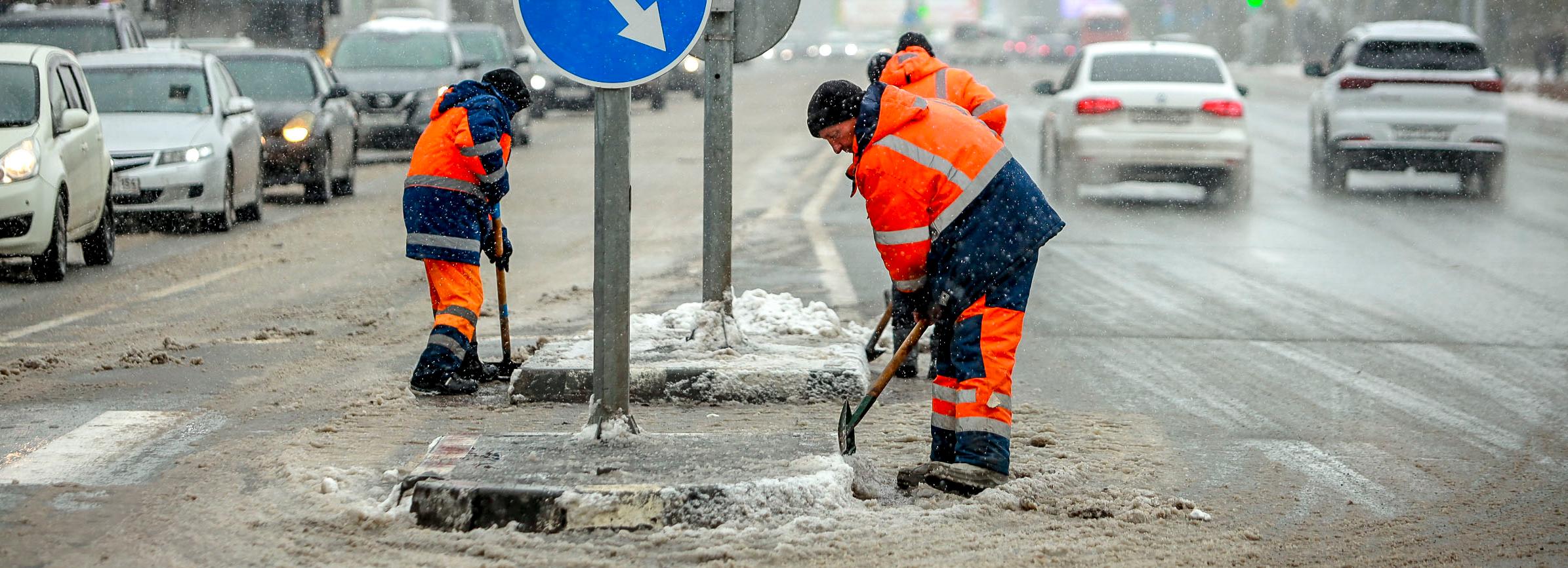 Перед похолоданием ДЭУ убирают с улиц Новосибирска снег с талой водой