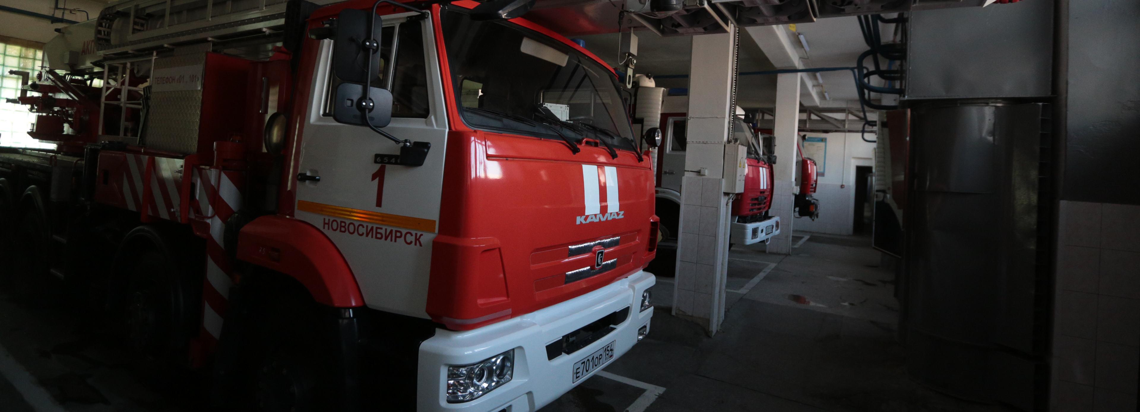 Большой пожар с хлопками случился в городе Бердске под Новосибирском