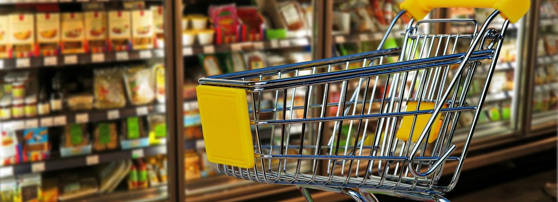 С витрины на свалку: «просрочку» нашли в новосибирском супермаркете