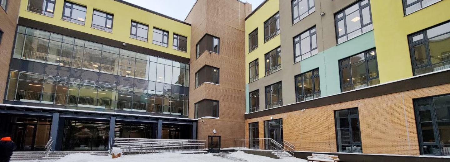 Четырёхэтажную школу с витражным входом достроили в Дзержинском районе