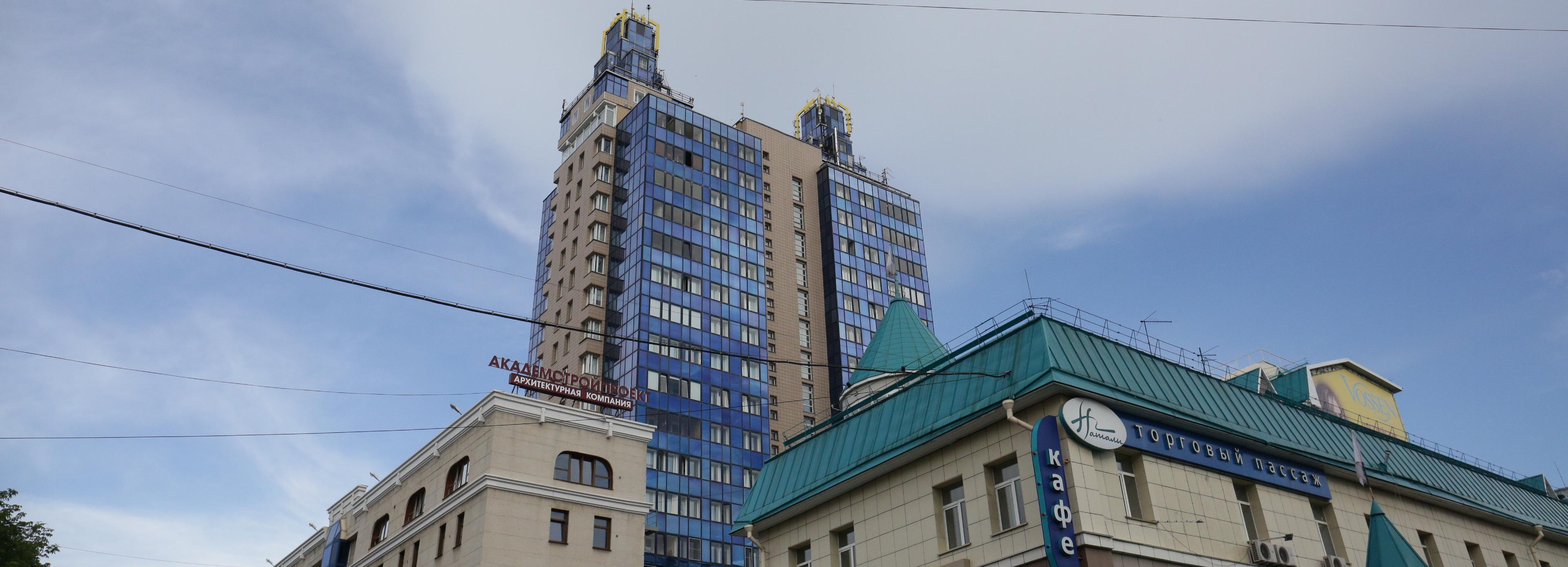 Двухэтажную квартиру в легендарном небоскрёбе «Бэтмен» продают за 55 млн