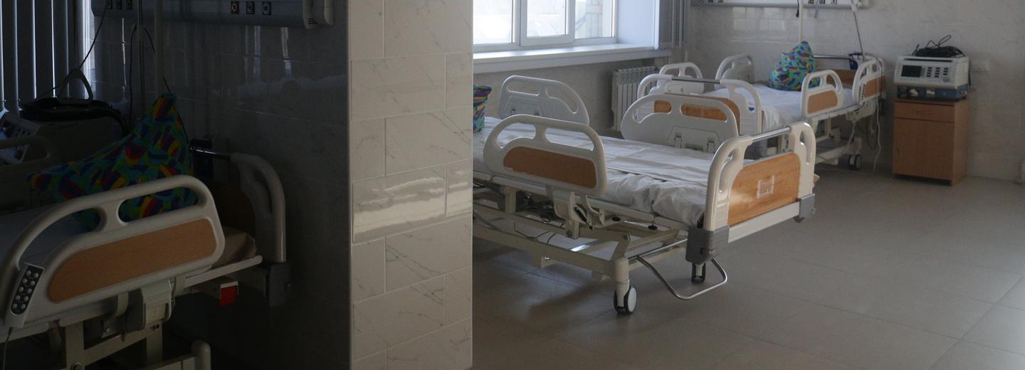 Дымом заволокло больницу в Калининском районе