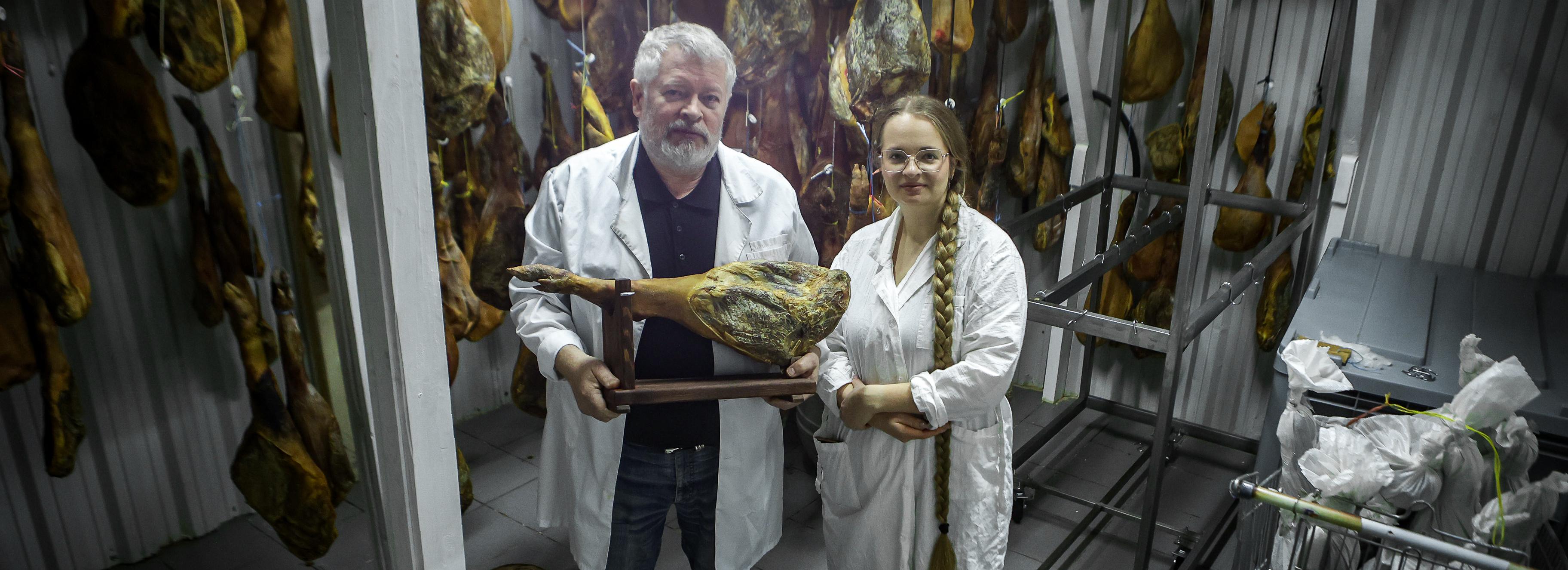 Одна нога здесь, другая — там: как в Новосибирске делают хамон