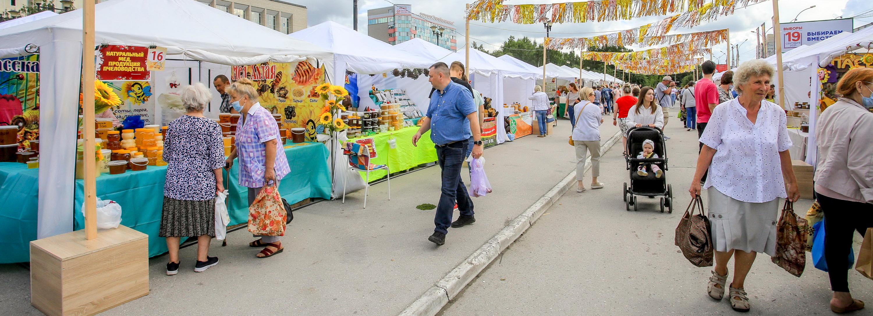 Мёдом намазано: ярмарка пчеловодов открылась на площади у ГПНТБ