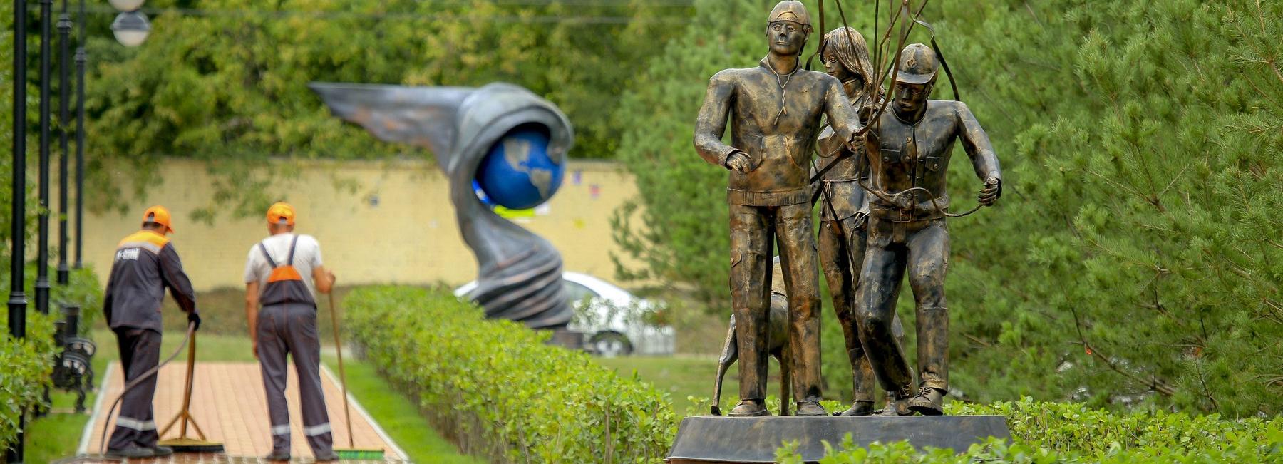 Бронзовая собака и стильные фонари: прогулка по Аллее друзей