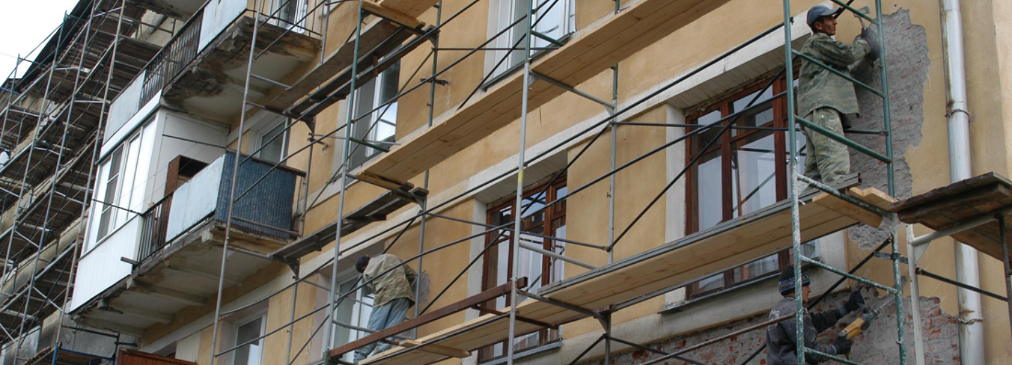 Фасады 91 дома обновили в Новосибирской области за сезон