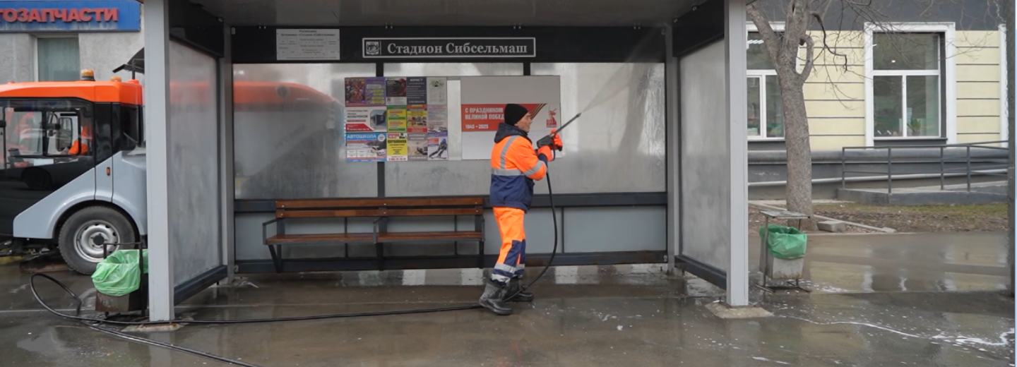 Тротуары и остановочные павильоны отмывают на улице Ватутина