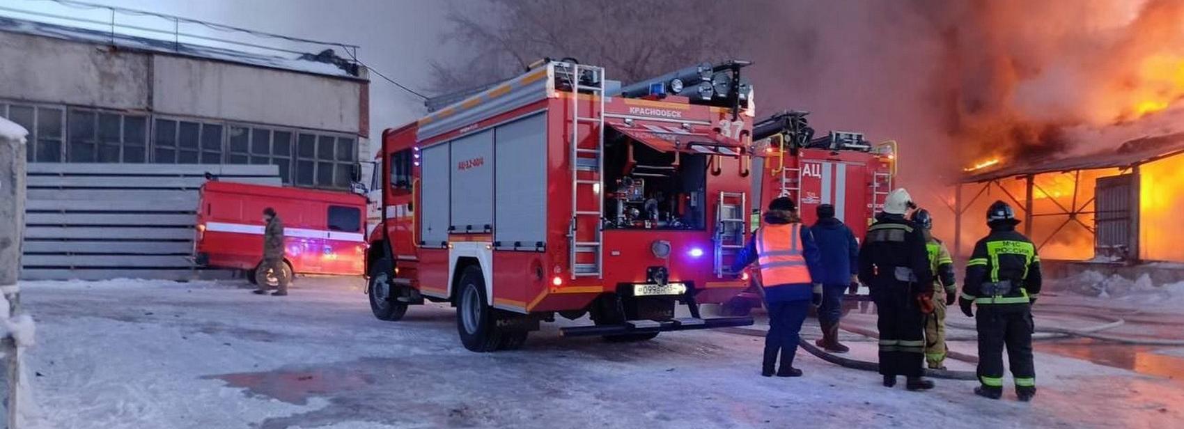 Жуткий пожар на Петухова: горит продуктовый склад на площади 800 квадратов