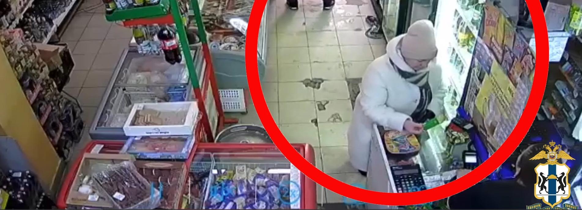 Укравшую картхолдер женщину в светлом пальто разыскивает полиция