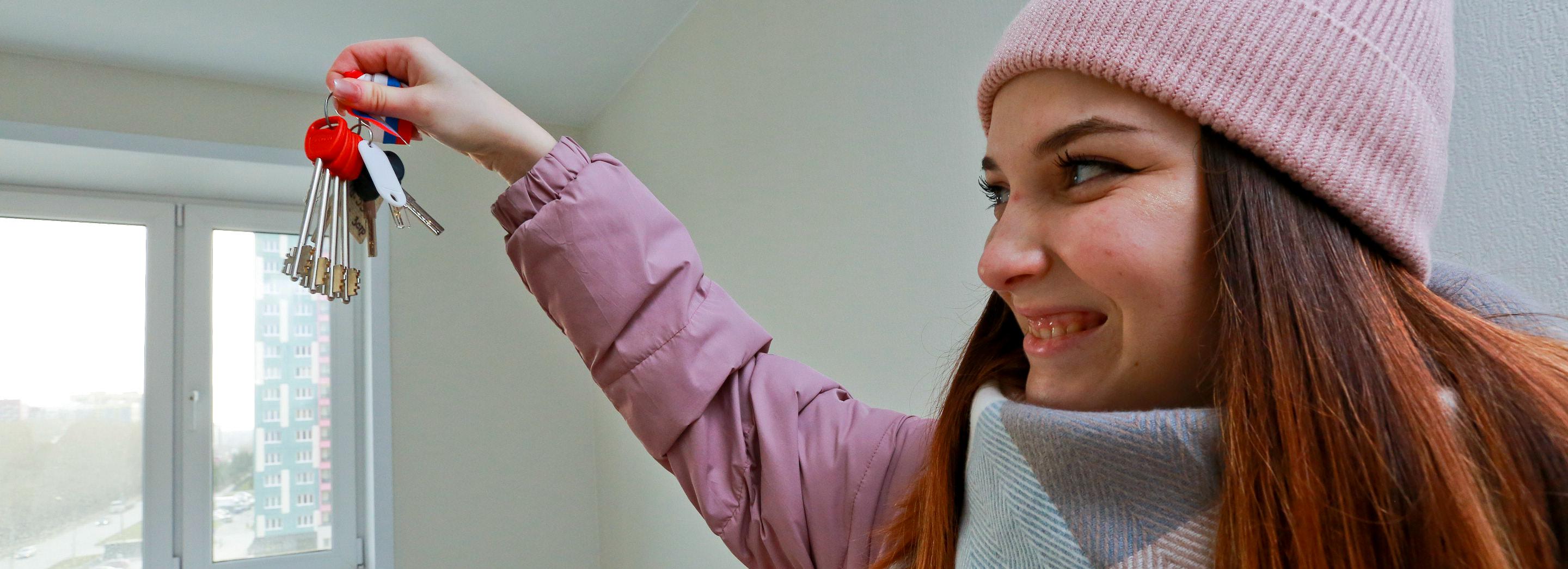 Семи сиротам вручили ключи от квартир в новостройке на Родниках