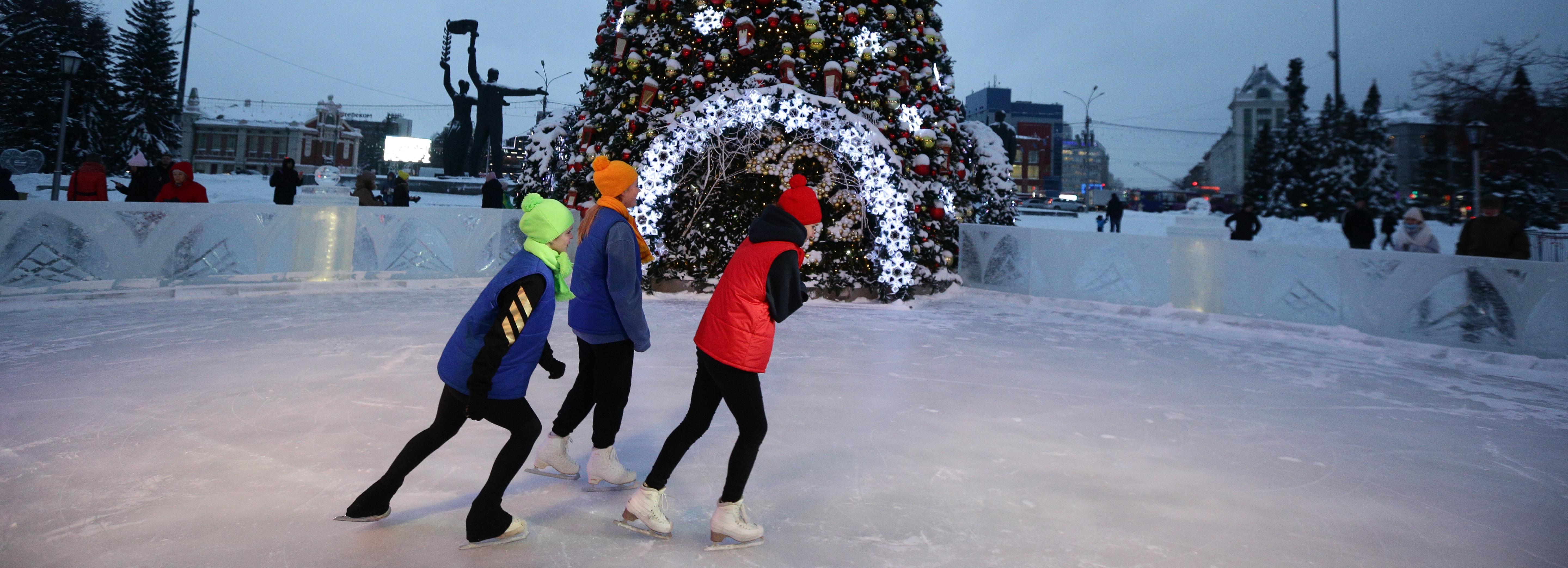 В Театральном сквере открыли каток с ограждением из озёрного льда