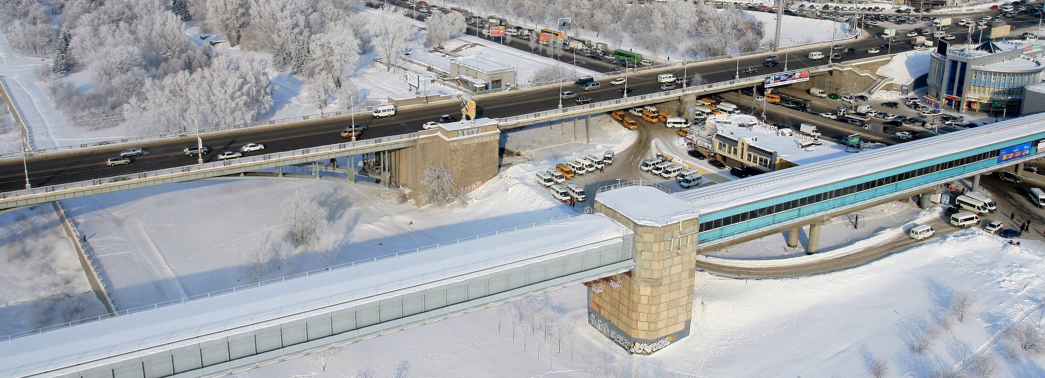 Движение на Октябрьском мосту ограничат из-за строительства перехода