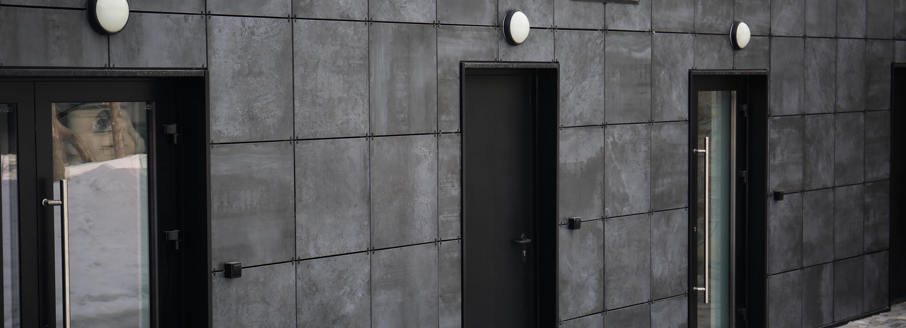 Скандальный общественный туалет открыли в Нарымском сквере