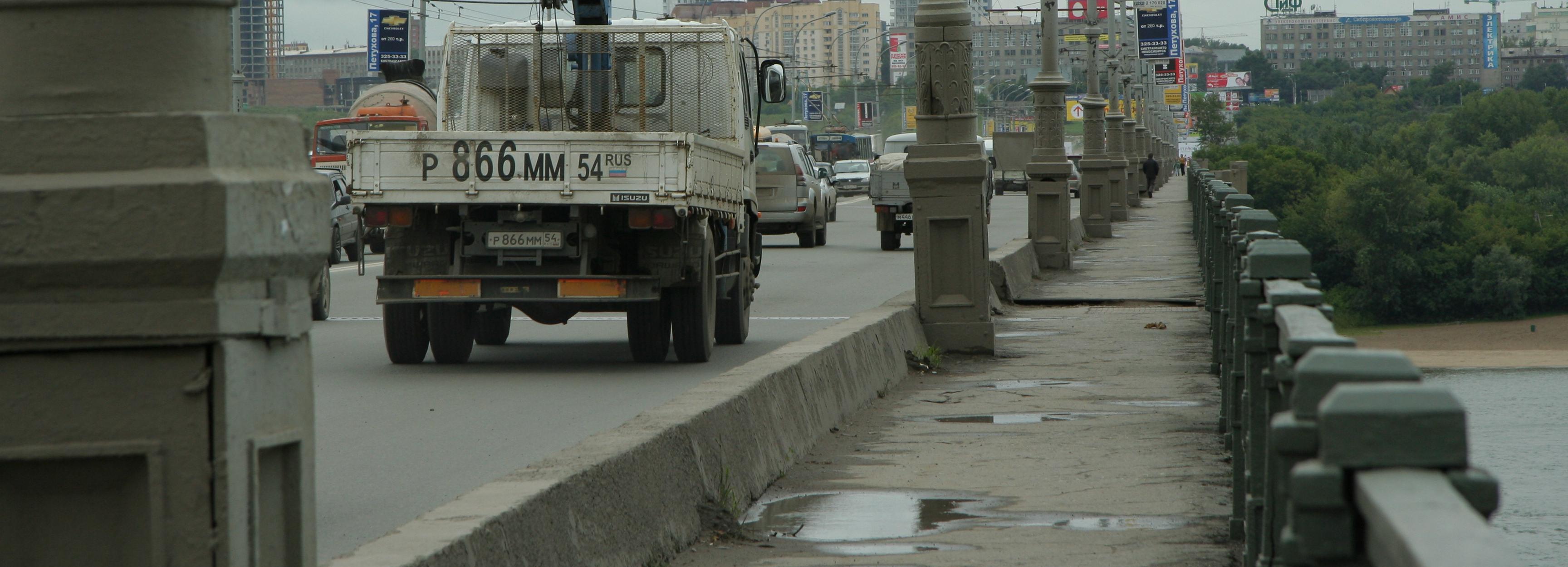 В Новосибирске полностью заменят 2 км чугунных перил Октябрьского моста