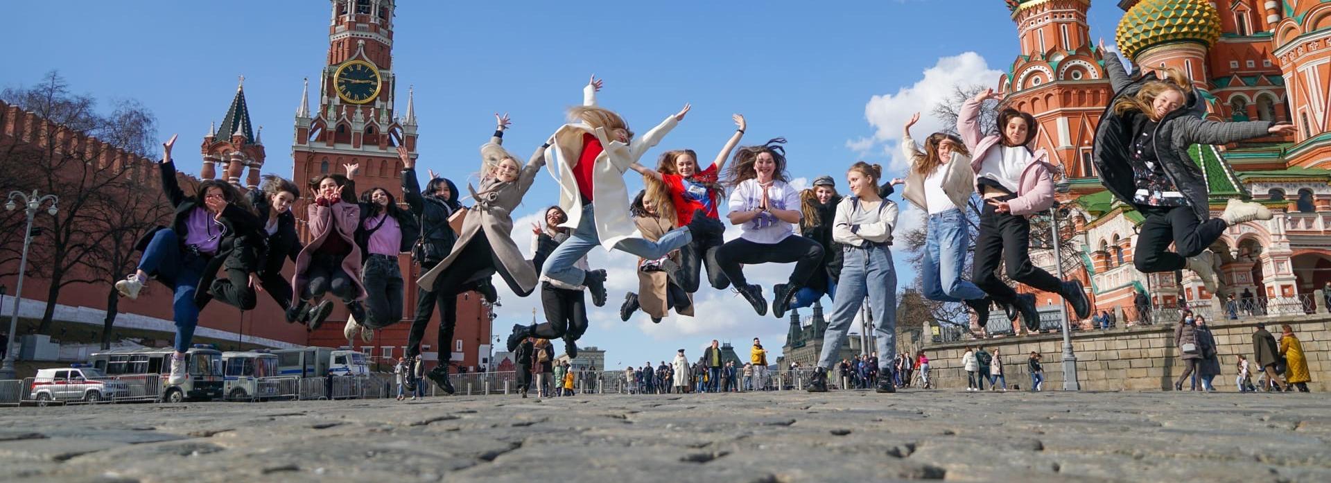 Сибирячки с розовыми хвостами станцевали с Хабибом и Стасом Костюшкиным