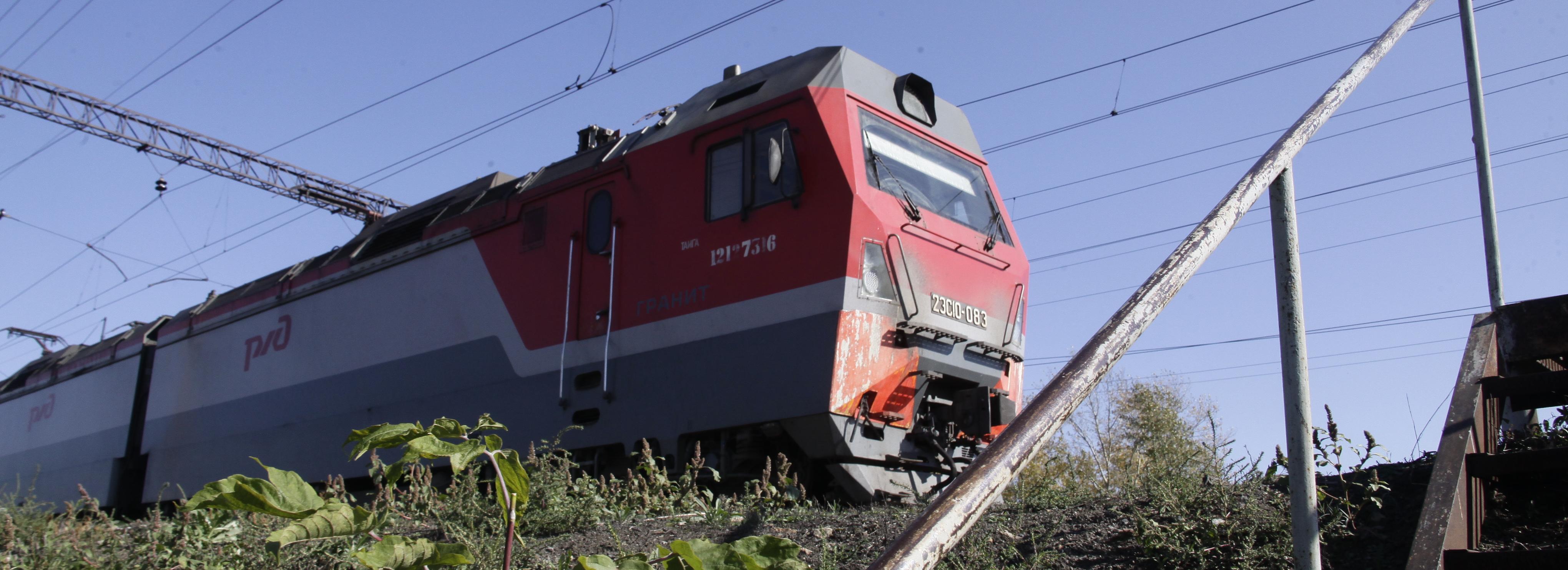 Локомотив столкнулся с автомобилем на переезде под Новосибирском