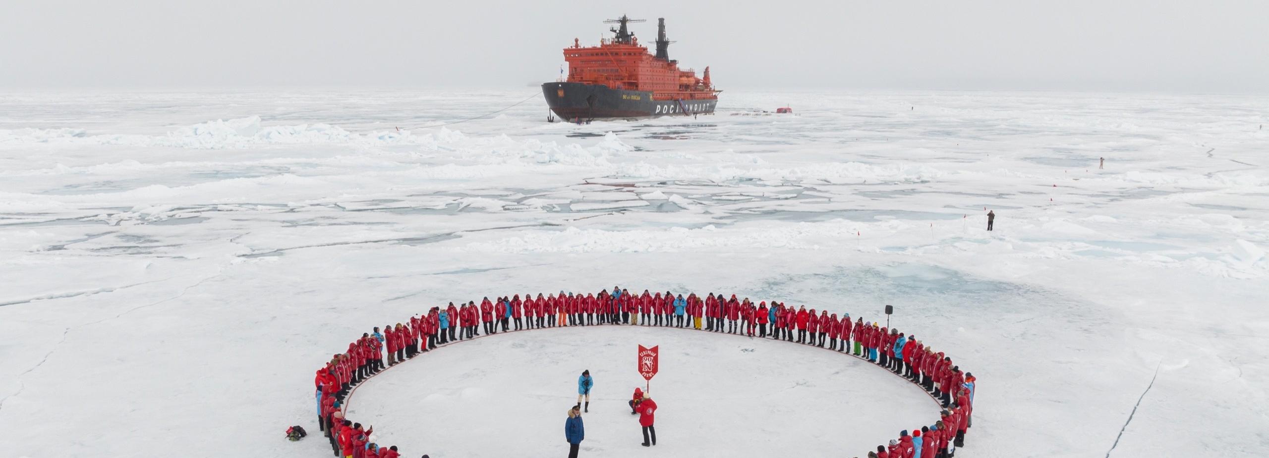 Встречу российского и французского ледоколов снял с дрона Вадим Махоров
