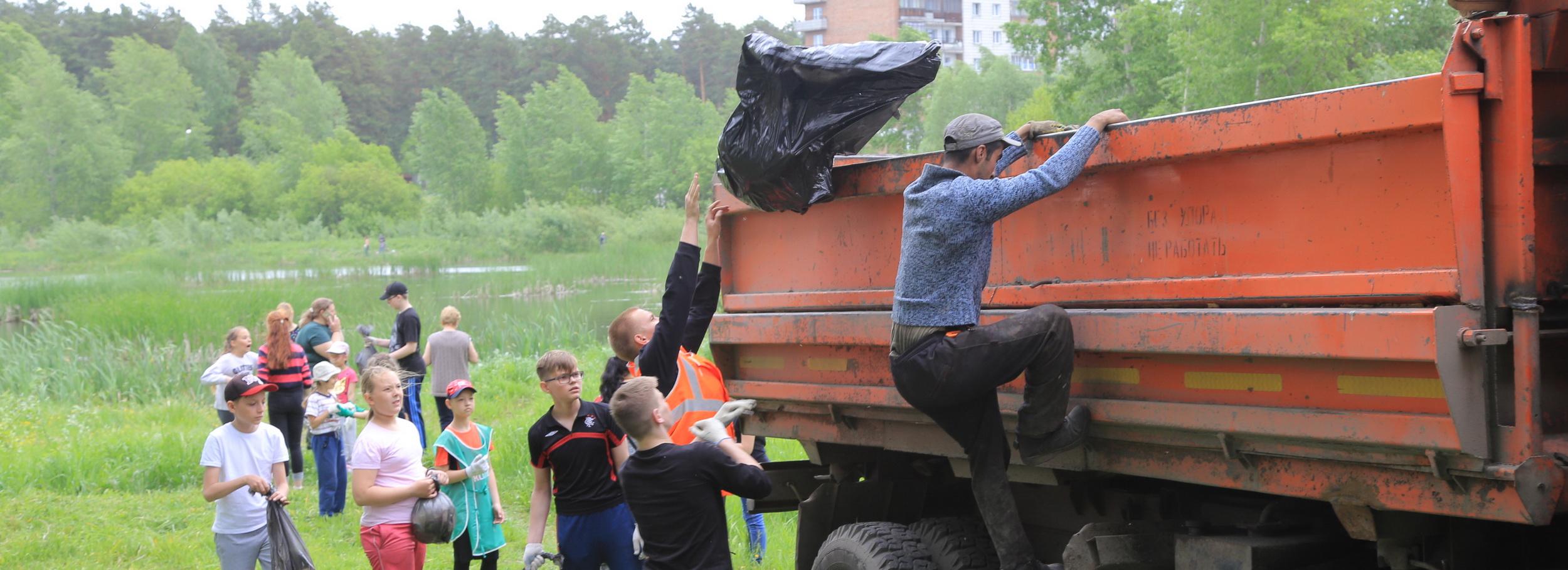Целый грузовик мусора вывезли из будущего парка в пойме Каменки