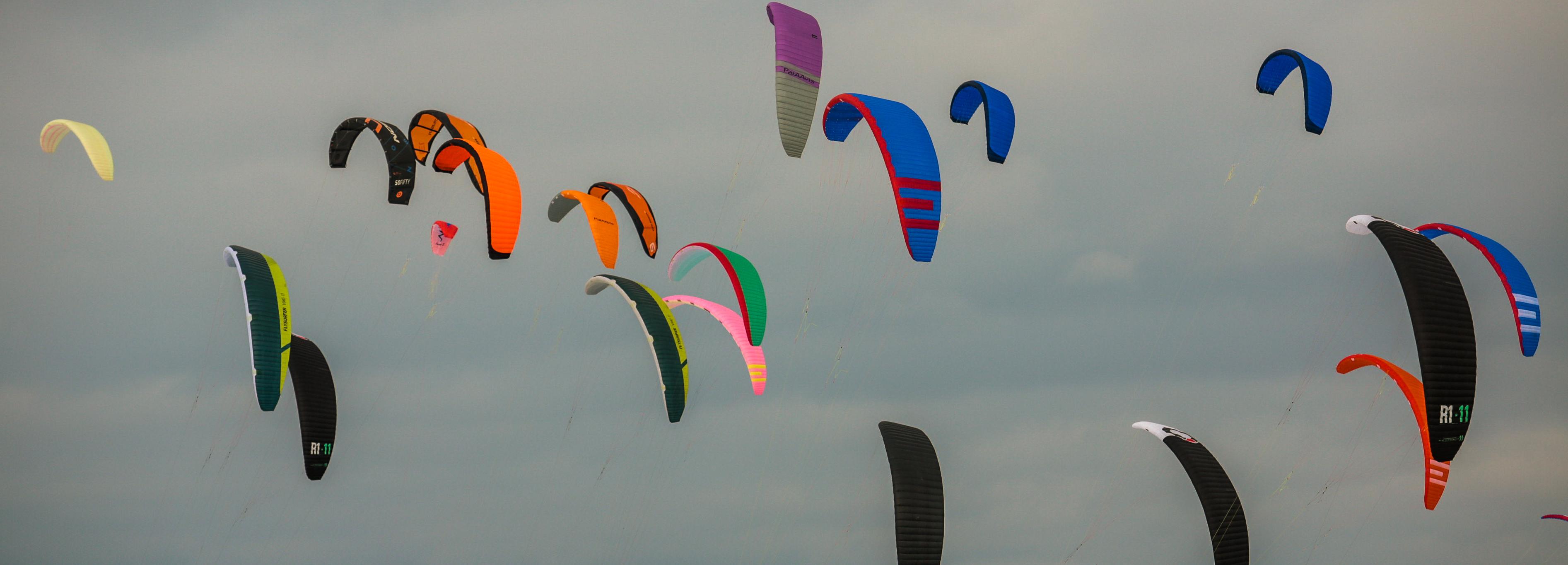 Приручить воздушного змея: 26 впечатляющих фото с турнира по сноукайтингу