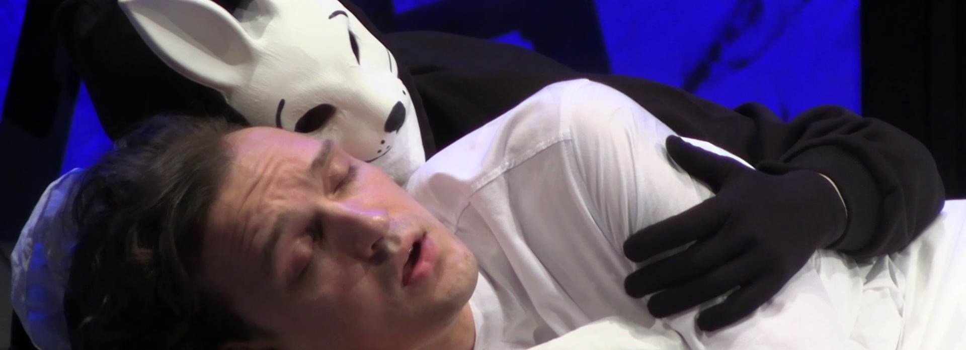 В «Глобусе» переосмыслили «Отрочество» оверсайз-спектаклем с кроликами