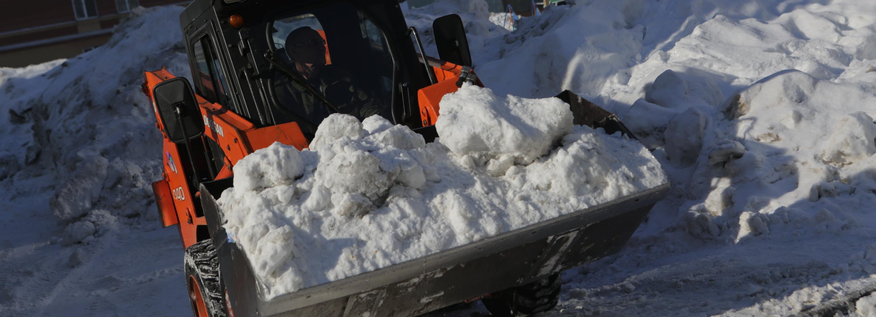 Клемешова возмутила трёхэтажная куча снега у пятиэтажки в Новосибирске