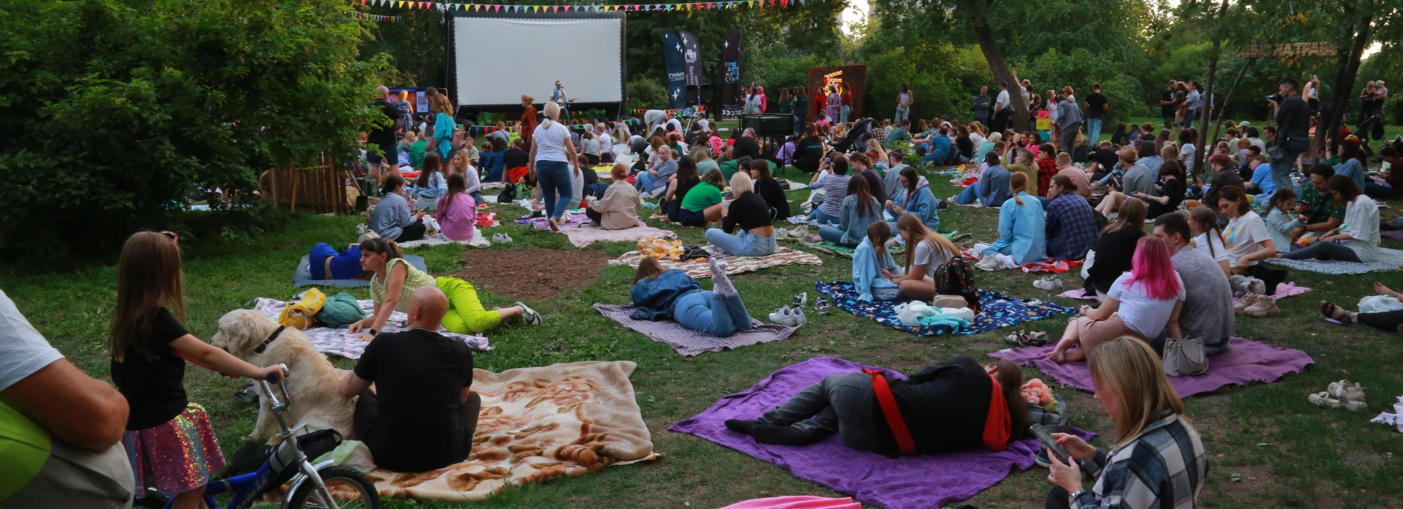 Пушистый газон посеют в Нарымском сквере для показов «Кино на траве»