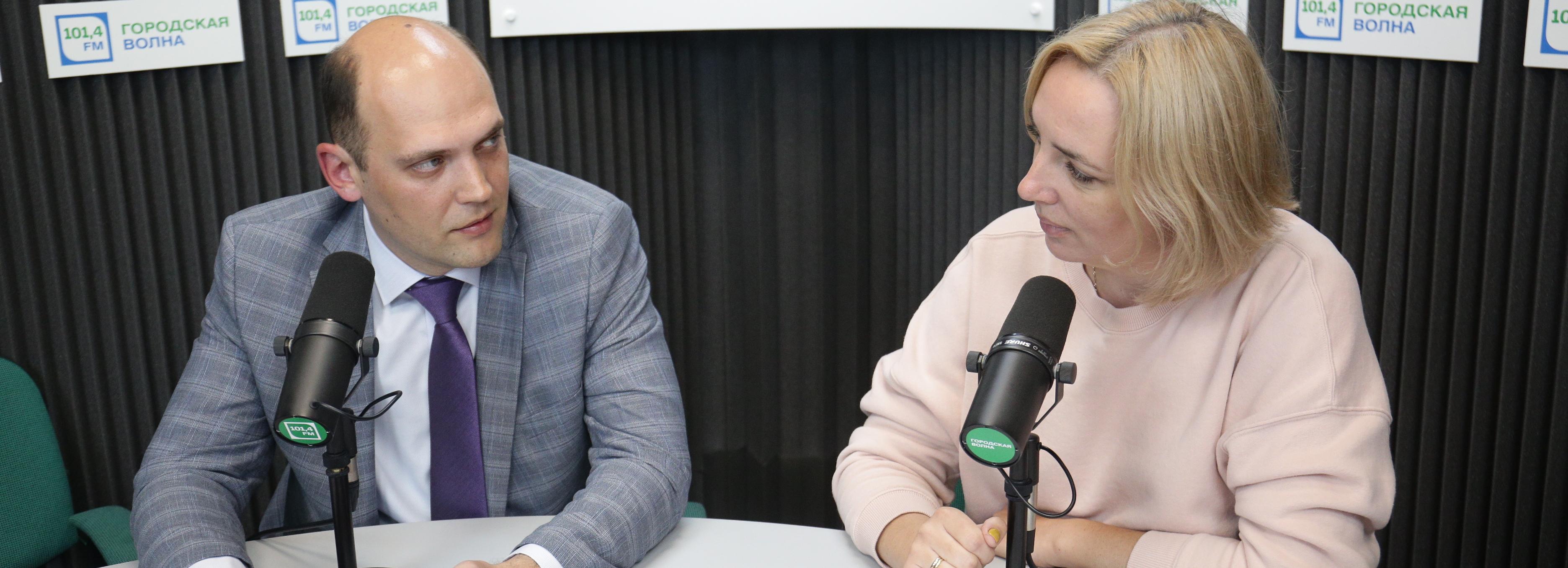 Районная приёмная: военный городок, фонари и асфальт Октябрьского района