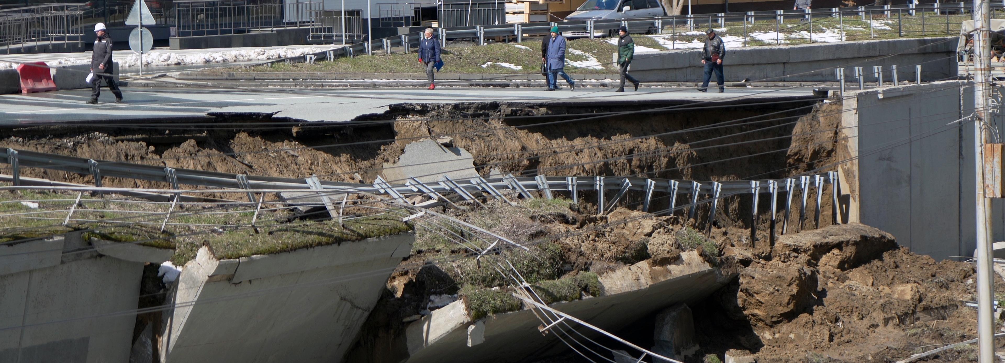 Специалисты СГУПСа обследуют грунт в месте обрушения на Ипподромской