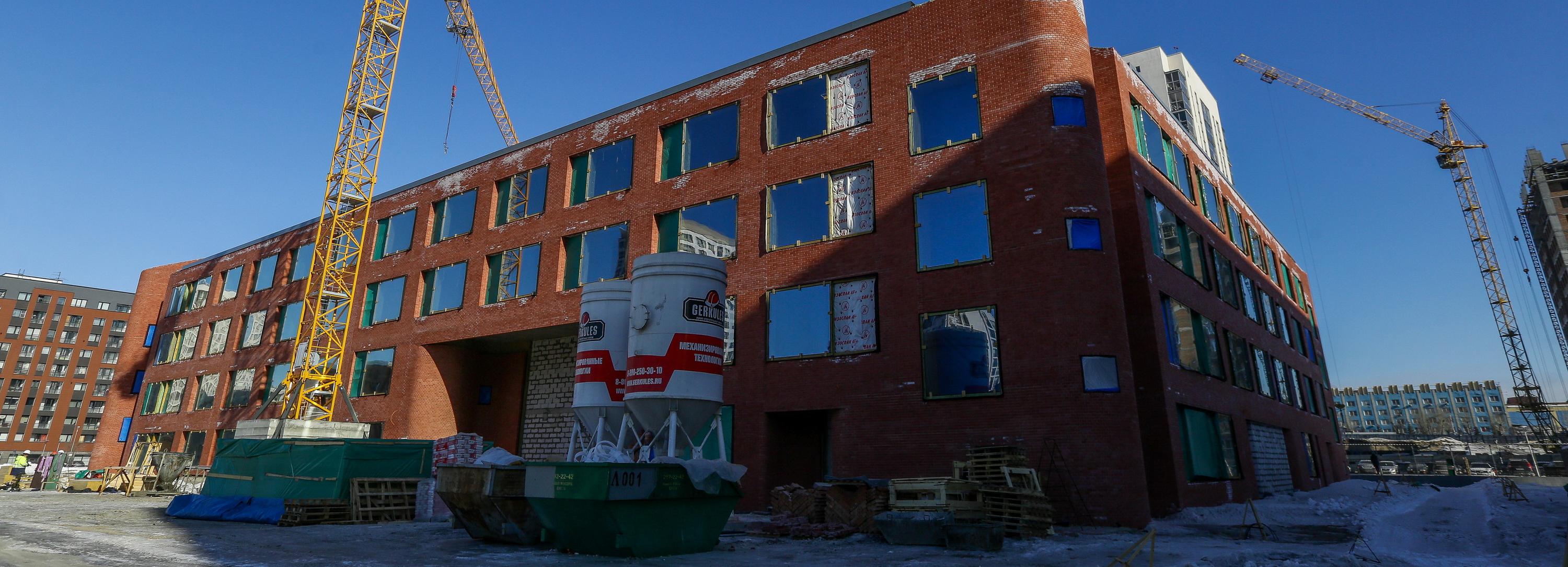 Первую в Новосибирске умную школу с атриумом сдадут к 1 сентября