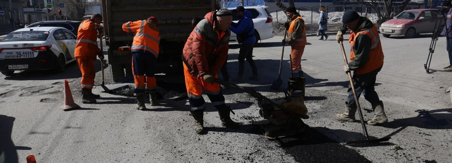 Заделать ямы на дорогах до зимы поручил мэр Новосибирска