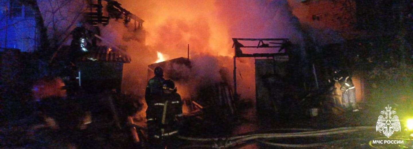 Четыре газовых баллона вынесли из горящей усадьбы пожарные в Новосибирске