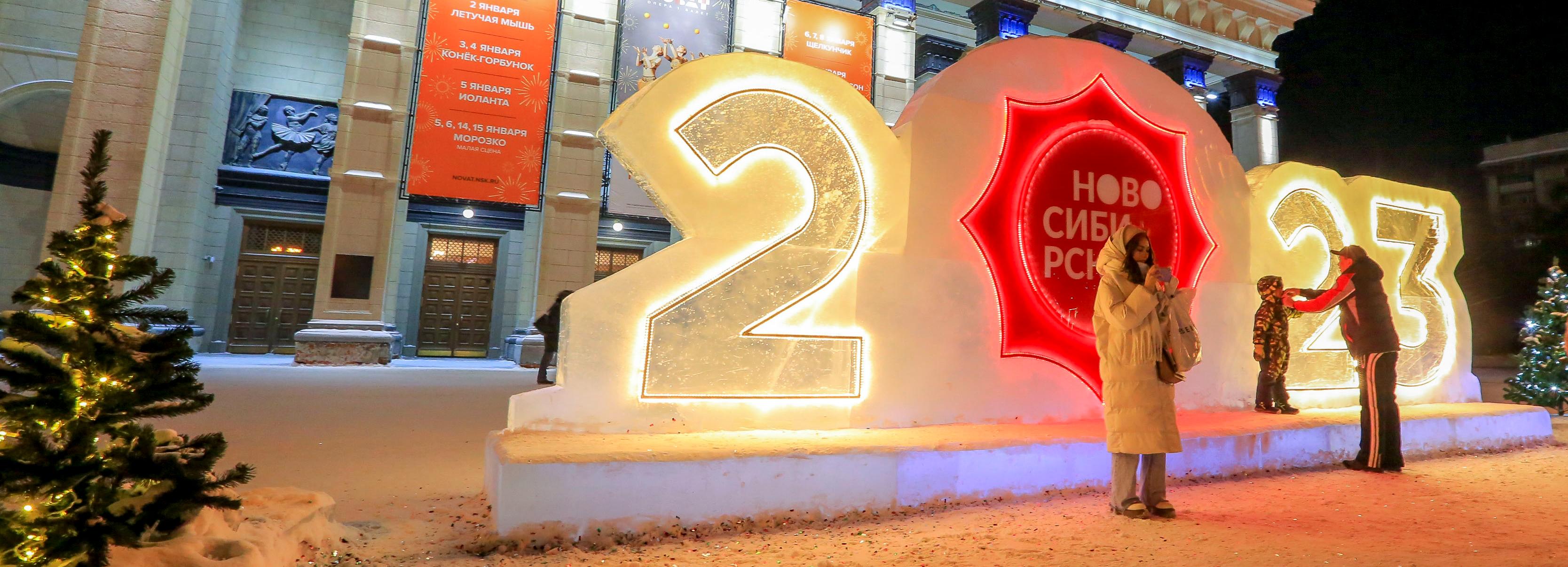 Ледяные новогодние украшения вывезут из Театрального сквера к 14 февраля