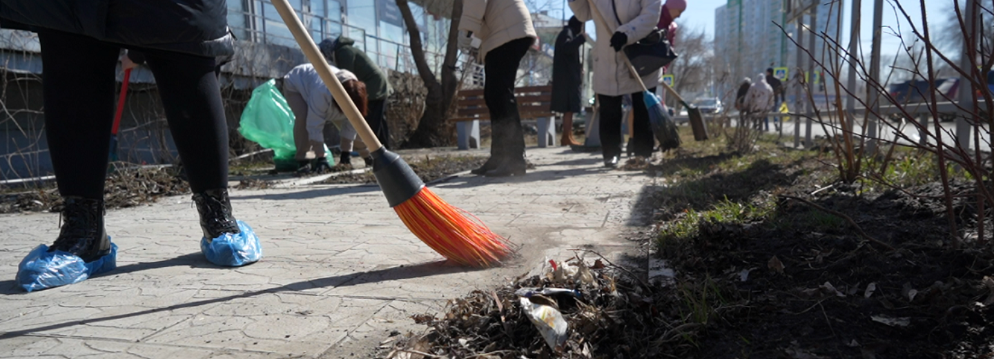 Не дожидаясь субботника: уборку провели в карманном парке на Колхидской