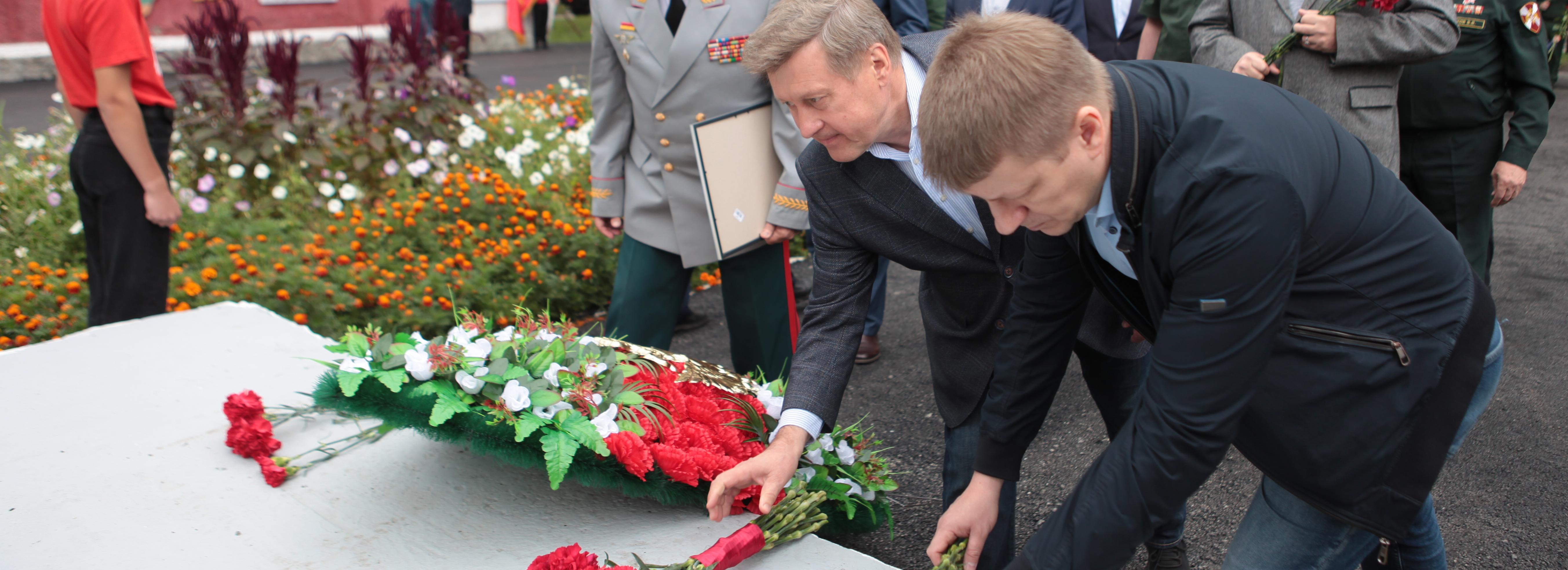 Мэр Новосибирска возложил цветы к мемориалу Краснознамённой дивизии