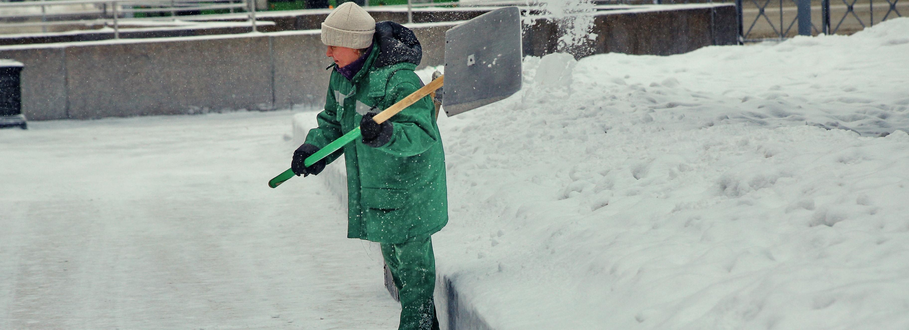 Клемешов раскритиковал районы за плохую уборку лестниц от снега