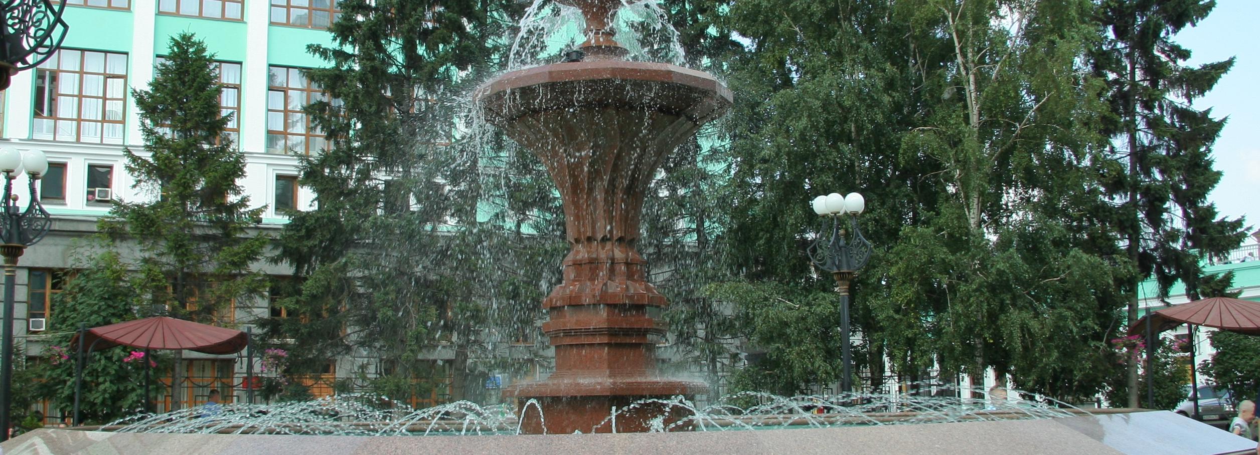 Фонтан заработал на территории пригородного вокзала в Новосибирске